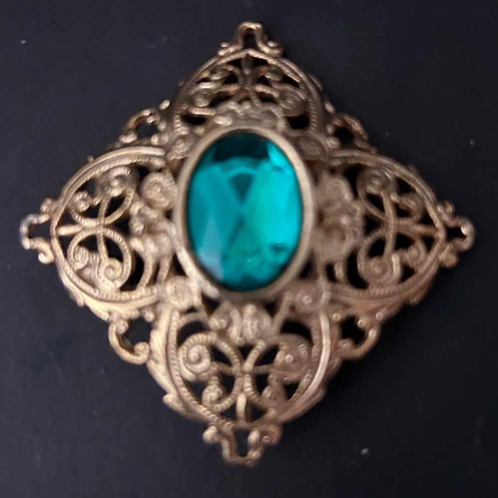 Vintage GOLDTONE INTRICATE DESIGN green RHINESTONE BROOCH